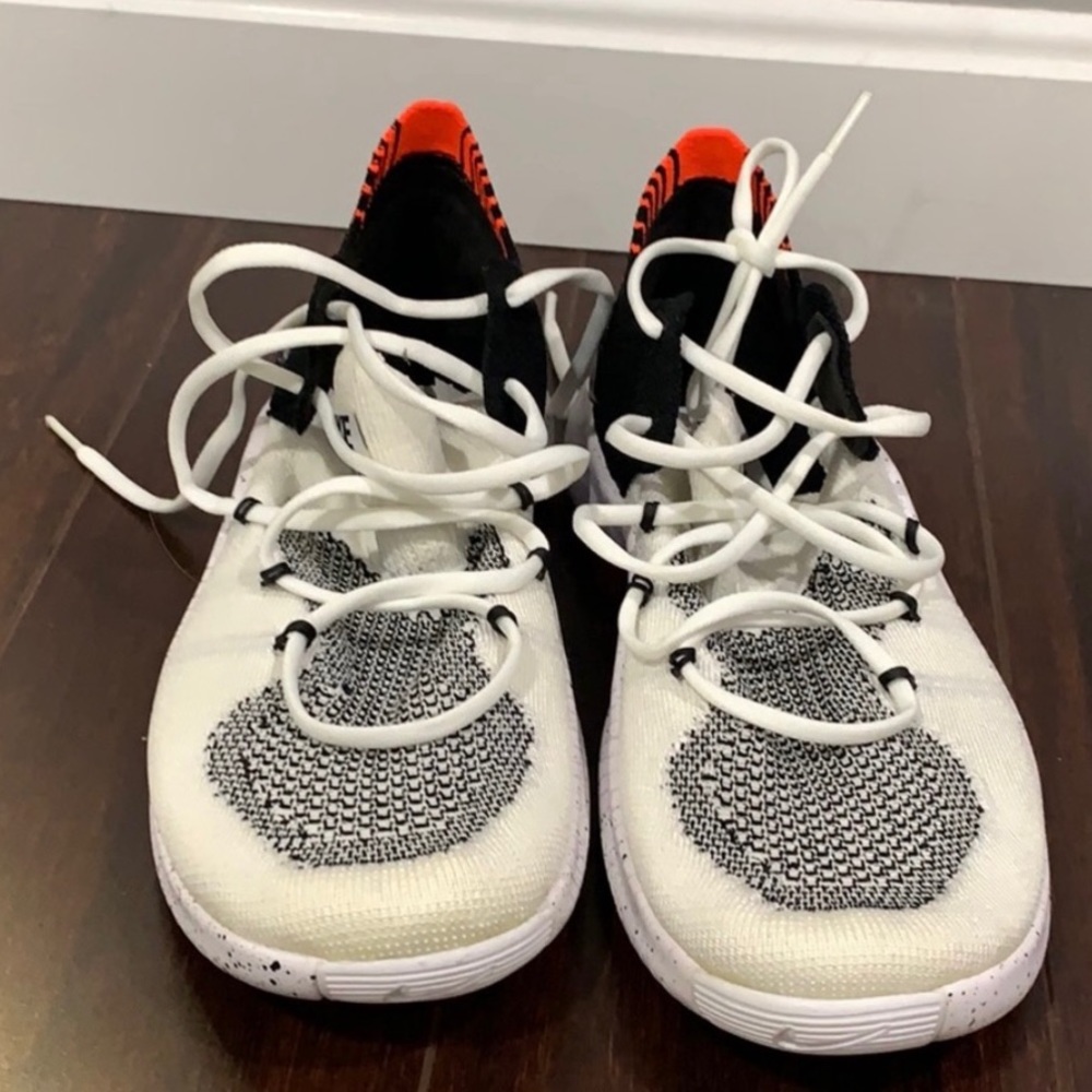 Nike Free Run Flyknit - Black and white with red